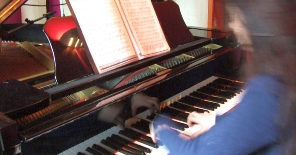 Maja Elliott playing the piano