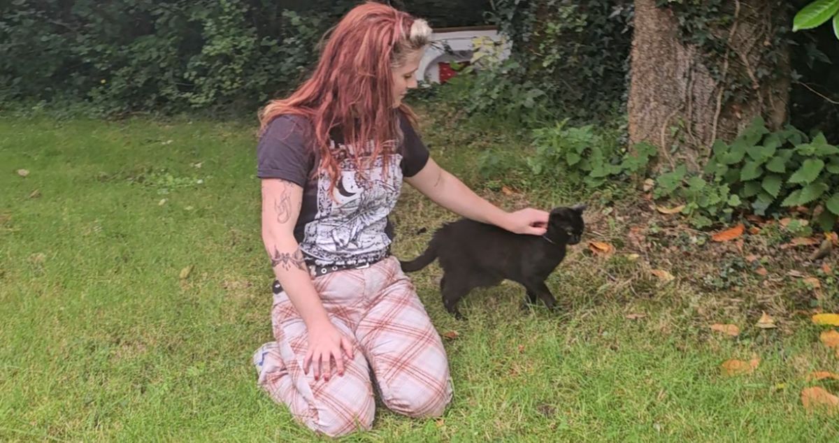 Siúcre's singer, Ophelia at the studio's garden with Bruixa.